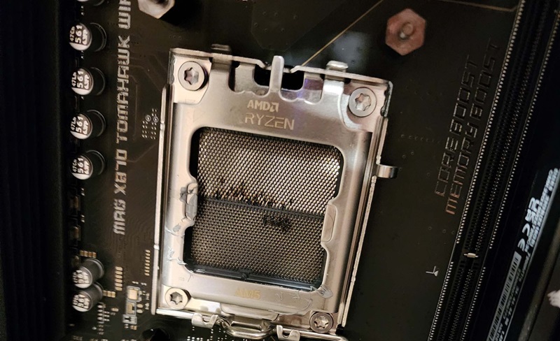 CPU AMD Ryzen 7 9800X3D bị cháy chân cắm socket