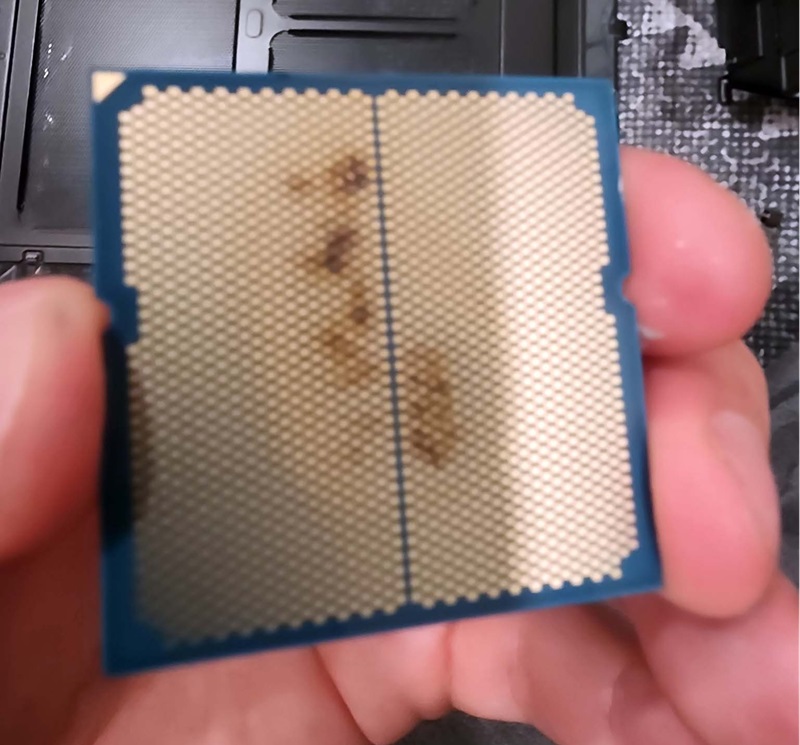 CPU AMD Ryzen 7 9800X3D bị cháy chân cắm socket