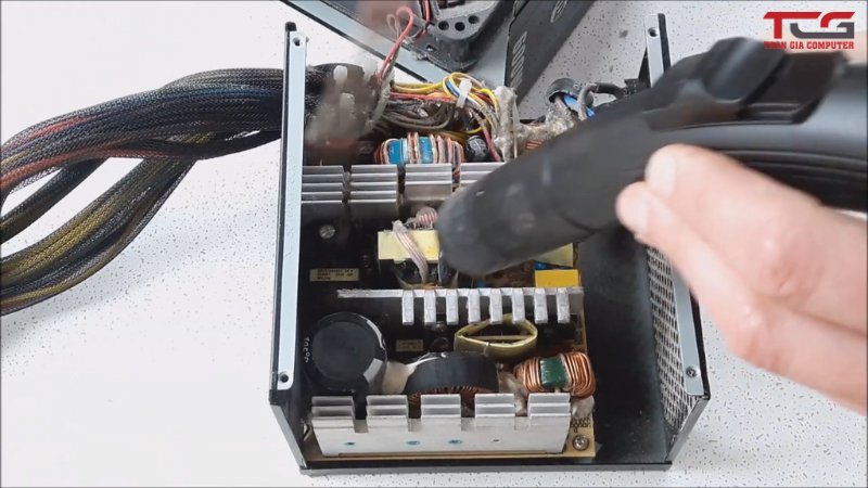vệ sinh nguồn bằng máy nén khí