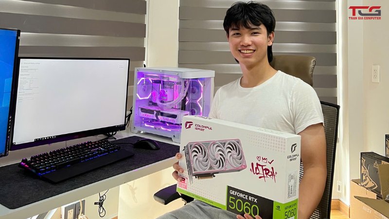 Hình ảnh khách hàng vui vẻ khi build máy tại Trần Gia Computer